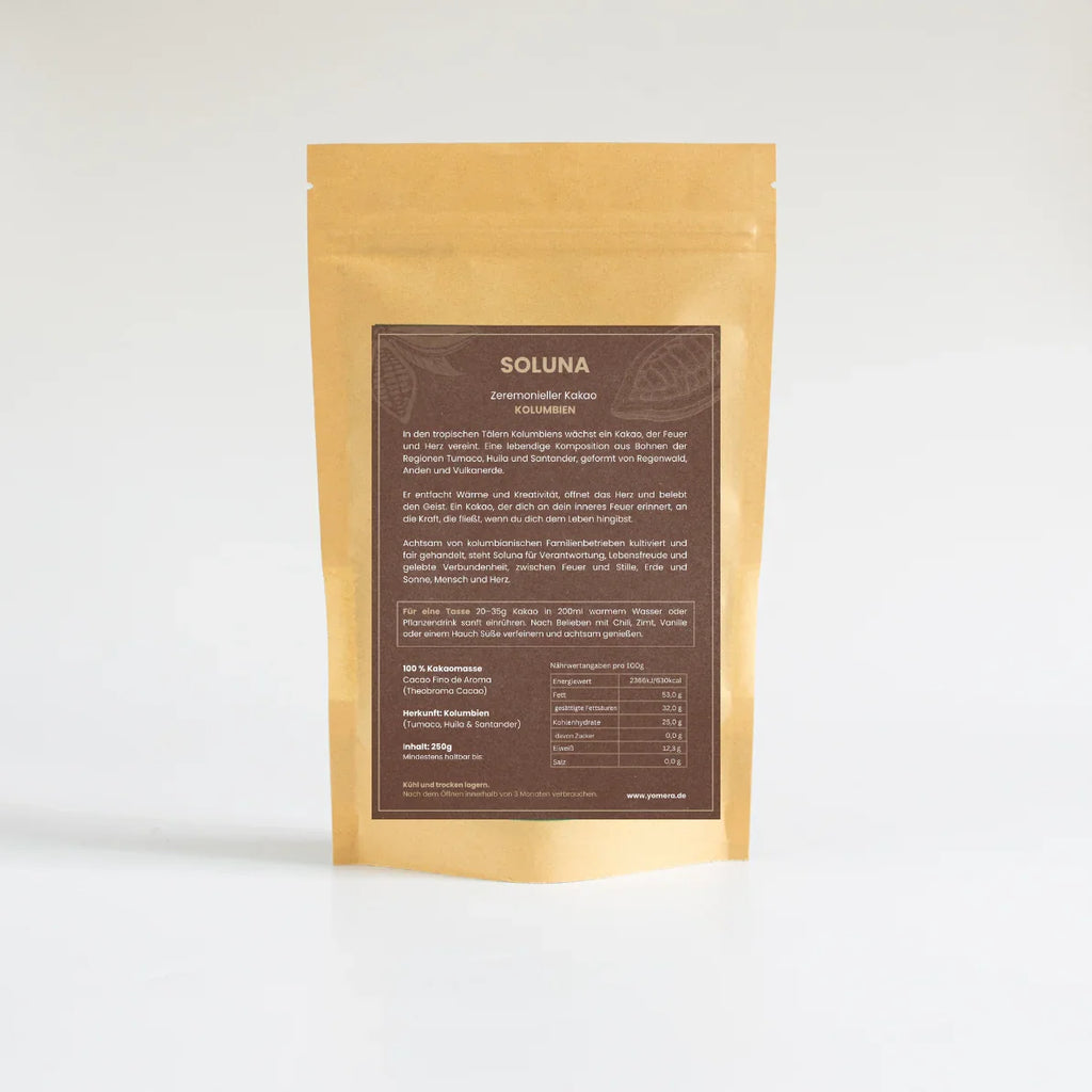 Zeremonieller Kakao, feiner zeremonieller Bio Kakao aus Kolumbien. Eine harmonische Mischung aus Criollo und Trinitario Bohnen aus Juanjuí, mit mild-fruchtigem Aroma. Direkt und fair von Kleinbauern bezogen, ideal für Rituale, Meditation und tägliche Kakaozeremonien – erdend, sanft herzöffnend und belebend.