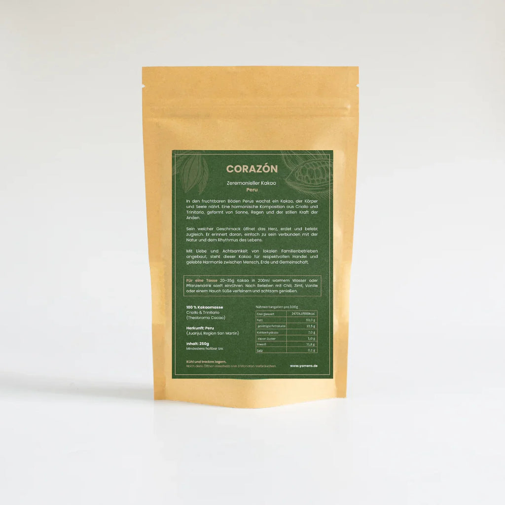 Zeremonieller Kakao, Ceremonial Blend – feiner zeremonieller Bio Kakao aus Peru. Eine harmonische Mischung aus Criollo und Trinitario Bohnen aus Juanjuí, mit mild-fruchtigem Aroma. Direkt und fair von Kleinbauern bezogen, ideal für Rituale, Meditation und tägliche Kakaozeremonien – erdend, sanft herzöffnend und belebend.
