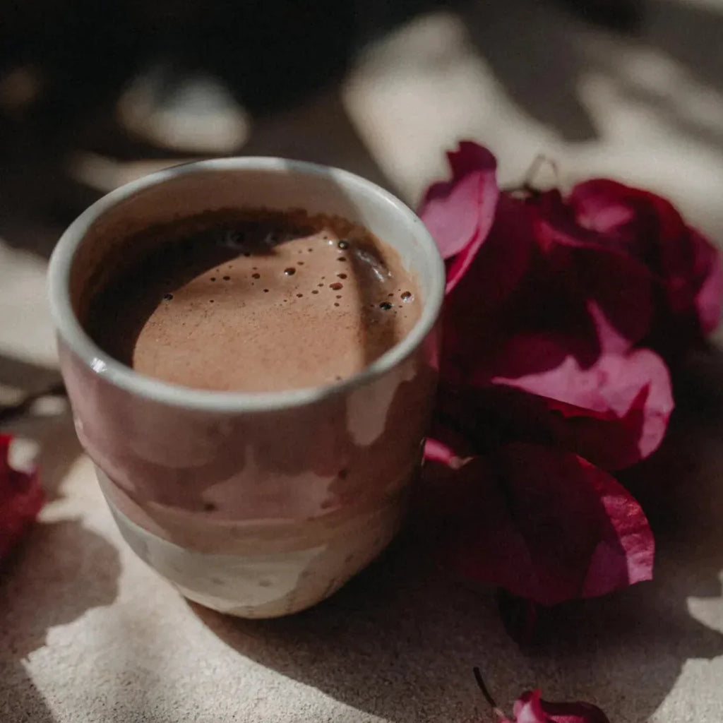 Zeremonieller Kakao, feiner zeremonieller Bio Kakao aus Kolumbien. Eine harmonische Mischung aus Criollo und Trinitario Bohnen aus Juanjuí, mit mild-fruchtigem Aroma. Direkt und fair von Kleinbauern bezogen, ideal für Rituale, Meditation und tägliche Kakaozeremonien – erdend, sanft herzöffnend und belebend.