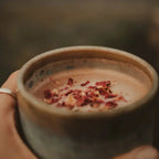 Zeremonieller Kakao, La Columbiana – feiner zeremonieller Bio Kakao aus Kolumbien. Eine harmonische Mischung aus Criollo und Trinitario Bohnen aus Juanjuí, mit mild-fruchtigem Aroma. Direkt und fair von Kleinbauern bezogen, ideal für Rituale, Meditation und tägliche Kakaozeremonien – erdend, sanft herzöffnend und belebend.