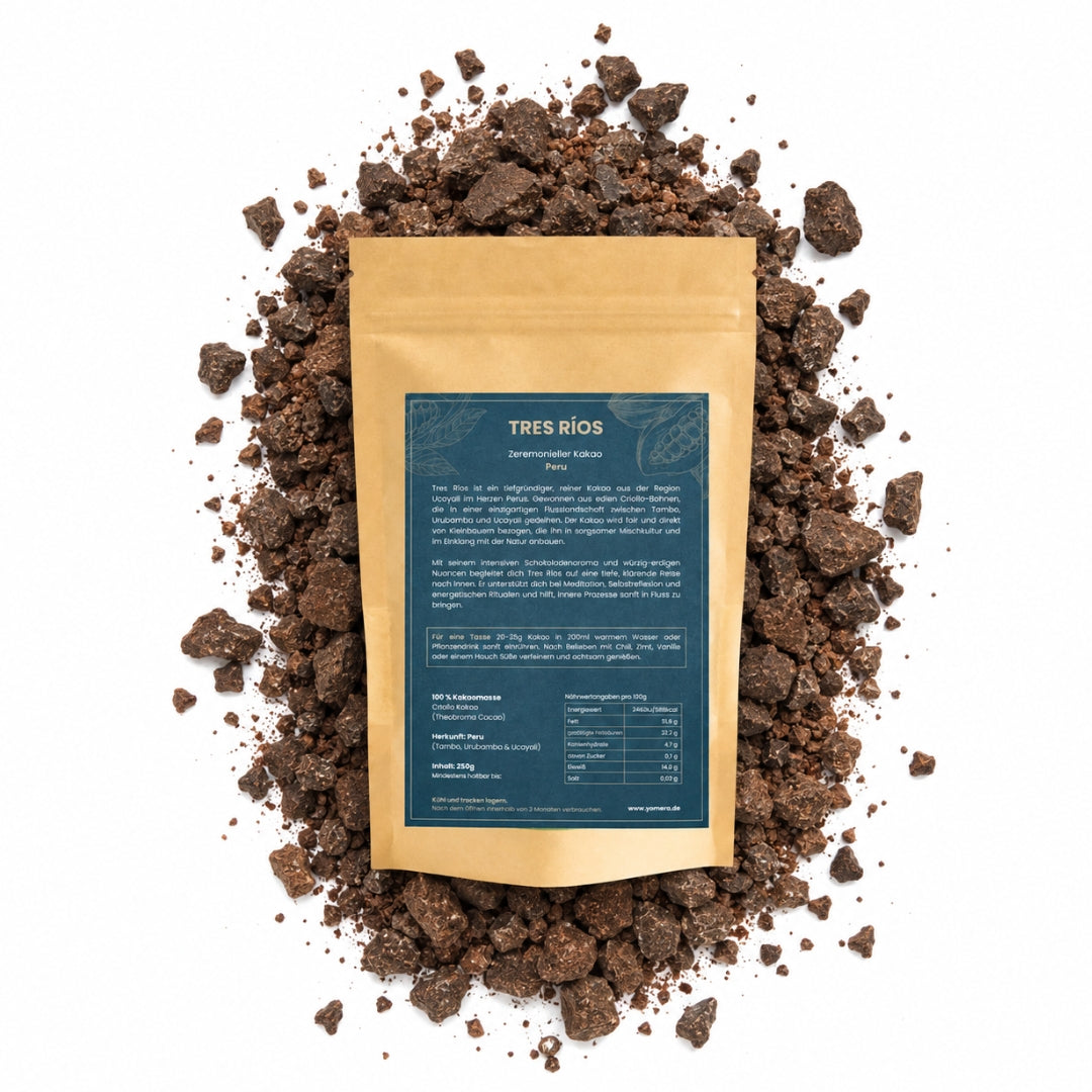 Zeremonieller Kakao, Ceremonial Blend – feiner zeremonieller Bio Kakao aus Peru. Eine harmonische Mischung aus Criollo und Trinitario Bohnen aus Juanjuí, mit mild-fruchtigem Aroma. Direkt und fair von Kleinbauern bezogen, ideal für Rituale, Meditation und tägliche Kakaozeremonien – erdend, sanft herzöffnend und belebend.