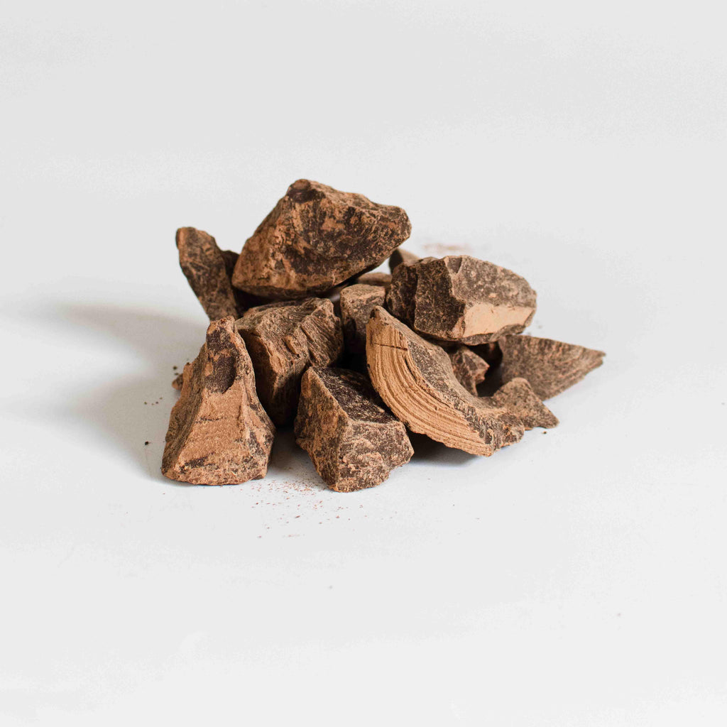 Zeremonieller Kakao, Ceremonial Blend – feiner zeremonieller Bio Kakao aus Peru. Eine harmonische Mischung aus Criollo und Trinitario Bohnen aus Juanjuí, mit mild-fruchtigem Aroma. Direkt und fair von Kleinbauern bezogen, ideal für Rituale, Meditation und tägliche Kakaozeremonien – erdend, sanft herzöffnend und belebend.